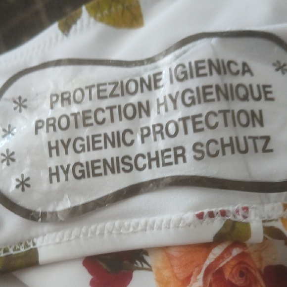 Cupshe Floral One-Piece Swimsuit in White and Red - Picture 6 of 6